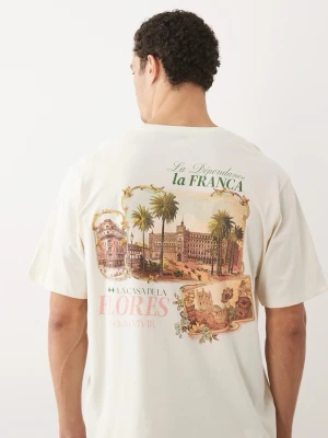 Vit t-shirt med vintageprint  - Säljer en vit t-shirt med coolt vintageinspirerat tryck på ryggen och liten text fram. Motiv med palmer och byggnader i mjuka färger. T-shirten har normal passform och korta ärmar. Aldrig använd, prislappen kvar, glömde returnera (fel storlek) 💛