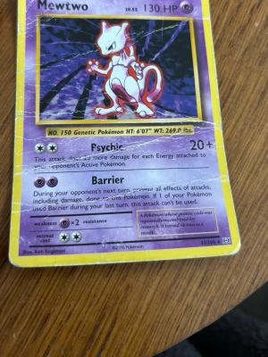 Pokémonkort Mewtwo 2016 - Säljer ett samlarkort från Pokémon med Mewtwo-motiv, utgivet 2016. Kortet har lila och gula kanter, klassisk Pokémon-design och visar Mewtwo i en cool pose. Perfekt för dig som gillar Pokémon eller samlar på kort!