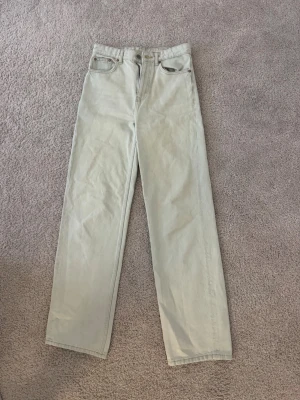 Wide leg/ Straight Jeans  - Snygga ljusbeiga jeans med rak passform och hög midja. 