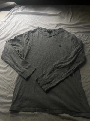 Ralph Lauren Tröja  - Säljer en stilren grå långärmad tröja från Polo Ralph Lauren. Den är långärmad och väldig bekväm. Priset ej hugget i sten!