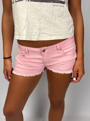 Såå fina jeansshorts  - Superfina lågmidja jeansshorts  | Jättefint skick! | Jag är 168cm lång och väger 60kg | Midjebredd 41cm | Kontakta mig vid fler frågor eller funderingar!💗