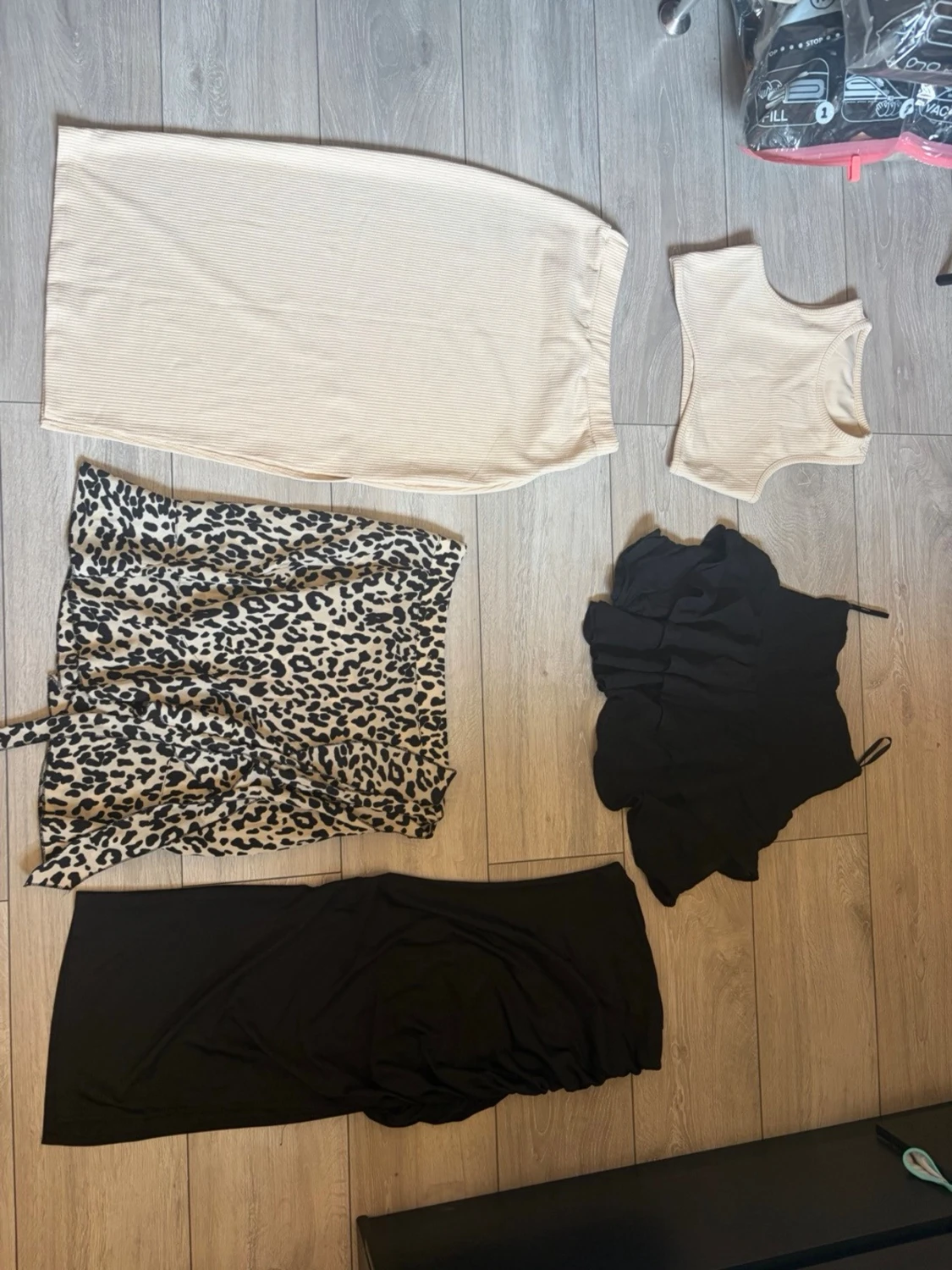 Paket med 4 trendiga klänningar - 1
