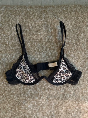 Söt bh från Nelly - Jättefin leopard spets bh från Nelly, helt orörd!