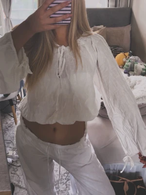 Vit Topp - Säljer ett vitt loungewear-set perfekt för en sommrig dag 