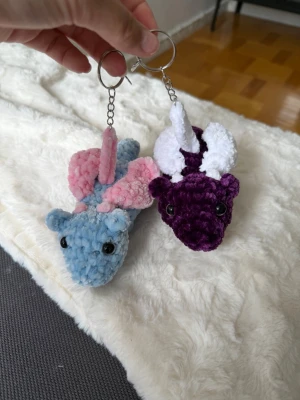 Två nyckelrings bäbisdrakar  - Här är två bäbis drakar gjorda som nyckelringar🥰🩵🩷💜🤍 Dom är hur söta som helst🥹 Dom är virkade av mjukt garn från Rusta dom heter Klara🥰 Och är ca 15cm långa😍 
