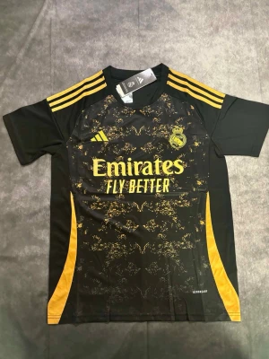 Real Madrid tröja  - Real Madrid tröja  ⚽ Storlek: L 🆕 Helt ny med tag kvar Packeteras ordentligt inför leverans 📦
