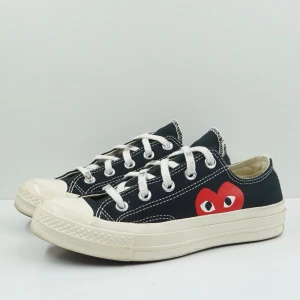 Converse Chuck Taylor All Star 70 Ox Comme des Garcons PLAY Black Sneakers - Den här varan kommer auktioneras ut på Sneakershyllan x Plick Live den Tisdagen 23 juni kl 18