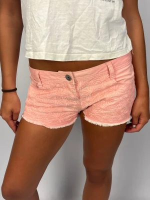 Korall jeansshorts - Såå fina och sommriga korallfärgade jeansshorts | fint skick! | Jag är 168cm lång och väger 60kg | Midjebredd 43cm | Kontakta mig vid fler frågor eller funderingar!💗