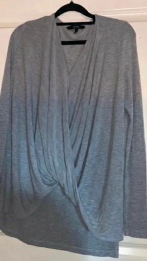 Grå långärmad omlott-topp | Storlek XS (oversized) - 💕30% bundlerabatt vid köp av minst två artiklar. 🌸 Grå omlott-topp                                      ✔️Märke: Vero Moda                                               📏Storlek XS (oversized)                                       ⭐️ Fint använt skick. Hel och ren utan fläckar, hål eller andra synliga brister.