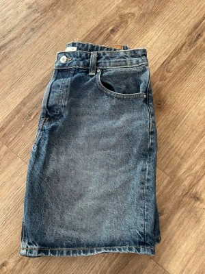 Shorts/ jorts - Lite längre shorts/ jorts. Nästan inte använda alls. Pris kan diskuteras.