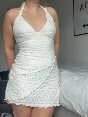 Vit klänning - Helt ny vit klänning med fina detaljer och knytning i nacken, lite genomskinlig🤍