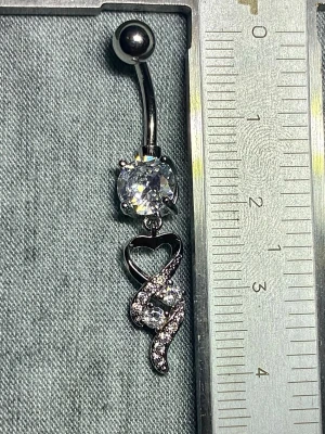 NY oanvänd Navelpiercing med hänge | Kirurgiskt stål | Hjärta med vita stenar  - 💕30% Bundle-rabatt vid köp av minst 2 artiklar. ⭐️NY oanvänd piercing i kirurgiskt stål; rostfritt och säkert för läkta piercingar.                               📏MÅTT ⭕️Stavens längd: 10mm ⭕️Stavens tjocklek: 1,6mm ⭕️Smyckets totala längd: 40mm                                                                         🤍Färger: Silver och vit                                                            💌Skickas spårbart via Plick SafePay.