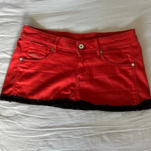 jeanskjol med spetskant - Unik kjol, midja rakt över: 38 cm, längd: 22 cm, skriv vid frågor!