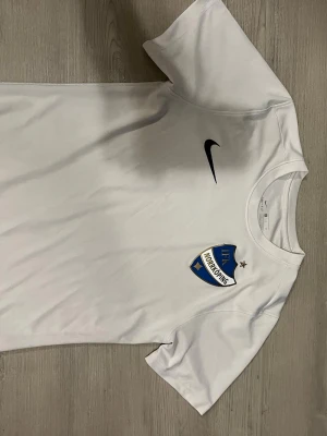 Vit IFK Norrköping Nike t-shirt pris kan diskuteras - Säljer en vit t-shirt från Nike med IFK Norrköping klubbmärke på bröstet och svart Nike-logga. Tröjan har rund hals och korta ärmar, perfekt för träning eller match. Materialet är mjukt och andas bra.