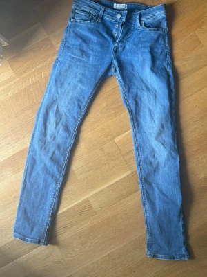 Jack & Jones jeans, slim glenn. 29/30  - Jack & Jones jeans i mycket bra/nyskick. Inga defekter.  Modell: Slim/Glenn.  Storlek: 29/30.  Endast använda ett par gånger. Skriv om du har frågor eller vill ha fler bilder.  Jag skickar snabbt.