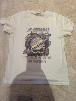 Ganni t-shirt  - Vit Ganni T-shirt med tryck i storlek XS. Jag är 163 cm!