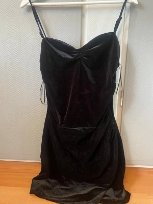 Svart sammet klänning  - Säljer en svart sammet klänning från BikBok. 