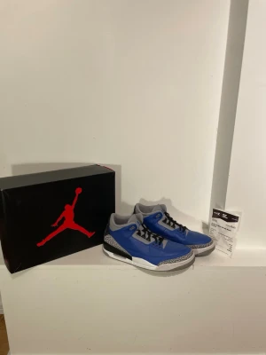 Jordan 3 Retro Varsity Royal Cement - Snygga Jordan 3 Retro Varsity Royal Cement sneakers i blått, grått och svart med ikoniskt elefantmönster på mudguard och häl. Skorna har vita sulor, svarta snören och klassisk Jumpman-logga på plösen. Perfekta för dig som vill sticka ut med stilrena och sportiga sneakers. Dessa sneakers har använts ett fåtal gånger vilket man knappt lägger märket till. Ny pris ligger runt 3100kr. Pris kan diskuteras. 