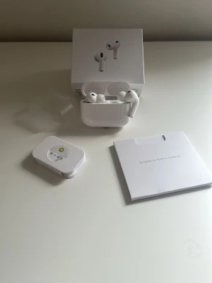 AirPods hörlurar pro 3 -  Funkar exakt som de ska inga fel eller liknande. Priset kan tyvärr inte diskuteras utan det är bara att köpa sedan fraktas det inom 24 H.