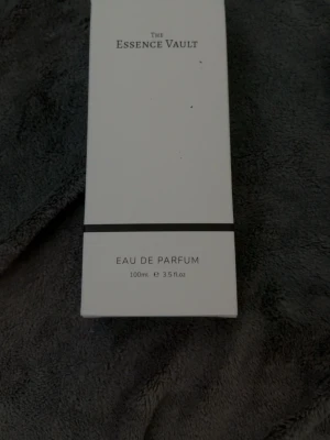 The Essence Vault 753 Eau de Parfum - The Essence Vault 753 Eau de Parfum är en stilren parfym på 100 ml. Flaskan är rektangulär och genomskinlig med en silverfärgad spraykork och svartvit etikett. Doften är elegant och passar dig som gillar exklusiva parfymer. Inspired by Blu Mediterraneo