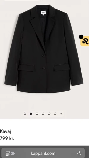 Svart kavaj från Kappahl - Stilren svart kavaj från Kappahl med klassisk krage, två knappar framtill och raka fickor med lock. Kavajen har en rak passform och är tillverkad i ett slätt tyg som ger en snygg och tidlös look. Perfekt att matcha med jeans eller kostymbyxor. Lite oversize i modellen och är bara använda ett fåtal gånger så är i fint skick😊🌸, skriv för fler bilder eller frågor🌸