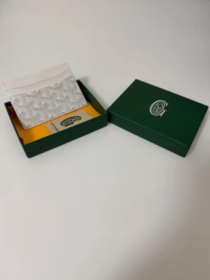 Korthållare/plpnbok - Tidlös design med exklusiv känsla. Smidig, elegant och perfekt för dig som vill bära det viktigaste med stil.