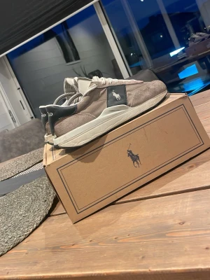 Ralph lauren trainers - De är smutsiga men inga större defekter. Skriv vid minsta fråga!