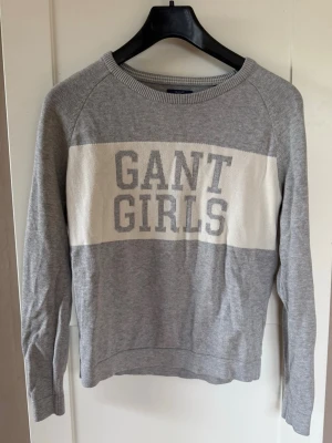 Grå stickad tröja från Gant - Grå stickad tröja från Gant🎀Stl. 170 (15 år). Köparen betalar frakt.