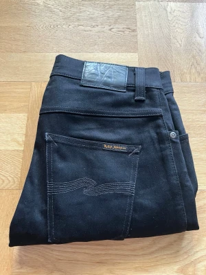 Svarta Nudie jeans  - Dags att uppgradera garderoben? Kör till👖✨        Nudie jeans med storleken W30 L30. Passformen grim Tim. Hör av er kring minsta frågor!