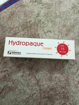 Hydropaque Cream SPF 15 - Innehåller hydrokinon och octyl methoxy cinnamate. Tuben är vit med röda och orange detaljer och rymmer 30g.