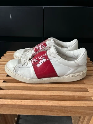 Valentino open skor  - Tjena, säljer nu dessa riktigt snygga och populära valentino open skorna, de är smutsiga och ganska använda som visas på bilderna, men går säkert att fixa de, röd glansig stripe, endast skorna ingår, hör av er vid frågor och funderingar🙌🤝 