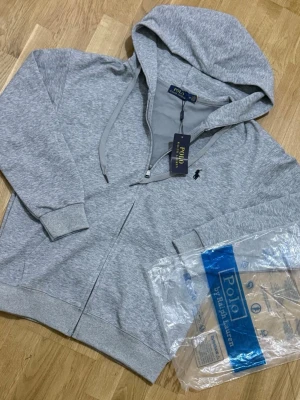 Ralph Lauren Zip Hoodie - Storlek M - Ny & Oanvänd - En Fin, helt ny & oanvänd Ralph Lauren Zip Hoodie ✅  Den är väldigt skön och är storlek M ✨    Skickas samma dag som köp! 📦    Påsen kommer med på köpet! 🤩 