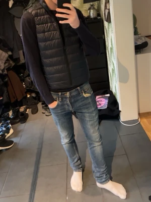 Uniqlo väst - Säljer denna as feta uniqlo väst som är i storlek S passar om du är mellan 170-177 skulle ja säga! As bra pris inga defekter as fräsch bara skriva om ni undrar något🥊🔥