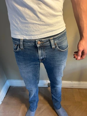Blå Nudie jeans - Säljer ett par blå  jeans från Nudie. Snygga fades och en bra passform.