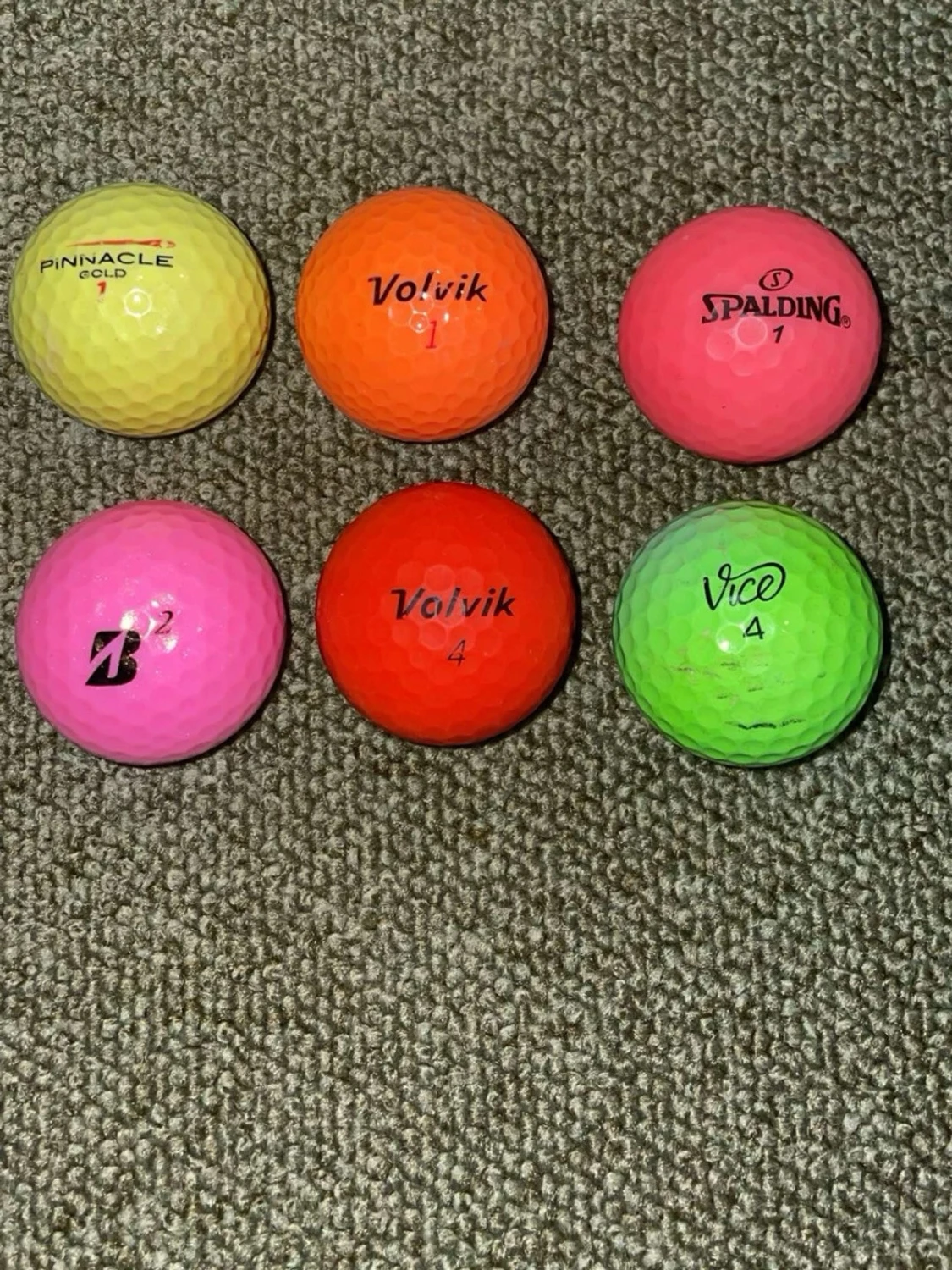 Färgglada golfbollar från olika märken
