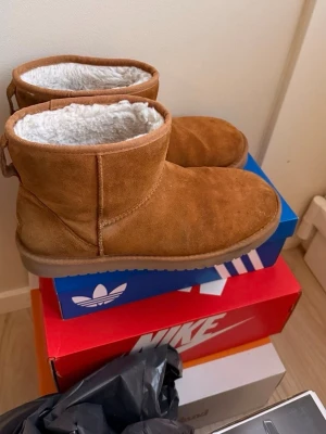 Uggs  - Uggs i storlek 44. Använda fåtal gånger och super fint skick 😇 från koolaburra by uggs! Slå ett PM för fler bilder, pris går att diskutera