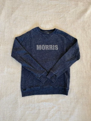 Morris tröja  - Söker du en bekväm tröja perfekt till våren och sommarkvällarna? Denna tröja är i fint skick och passar till det mesta. Dessutom till ett väldigt fördelaktigt pris där nypriset är upp emot fem gånger så mycket. Tveka inte på att slå till!  (Postar inom 24)