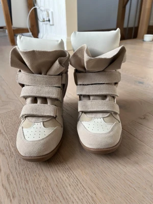 Beiga isabel marant  - helt nya och ej använda isabel marant skor❤️ är i storlek 39 men passar även i storlek 40❤️