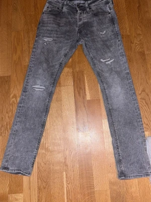 Jack and Jones  - Säljer dessa feta Jack and Jones jeansen då dom inte passar mig längre Tyvvär. Köpte för kanske 800 kr och säljer dom för endast 400 kr! Storlek W27 men sitter som 28! L30 slim fitt.