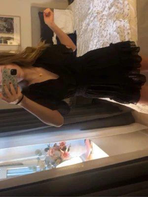 Svart snygg Zara klänning - Märke: Zara  Storlek: XS Färg: Svart  Utseende: Svart luftig klänning med svarta prickar och med V ringning.   Fin men har inte använts. Den är perfekt nu till varmare dagar och har även undertyg så att inget syns igenom! 🌸 priset kan diskuteras
