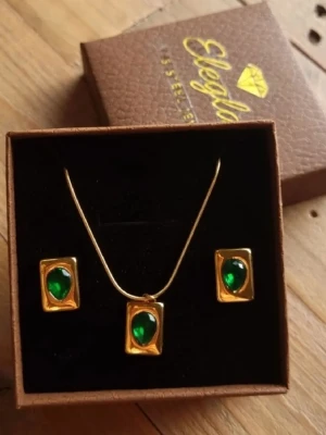 The Emerald Shine Smyckeset  - Lyft din stil med detta klassiska smyckesset i retrostil som ger en sofistikerad "old money"-estetik. Material: Rostfritt Stål ( S.Steel stämplat) Nickeltestat & allergivänlig                                        Ursprung : Thailand                               Storlek : Örhängen 1 cm bredd 1,3 cm långt      Halsband 21-23.5cm långt (justerbar)            -Inga prisförslag, tack.                      -Levereras i ett smyckeskrin som på bilden.  -Varan packas noggrant och säkert. 