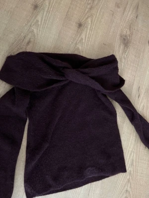 Hm - Fin och mysig of shoulder tröja från hm. Aldrig använd. Pris kan diskuteras 