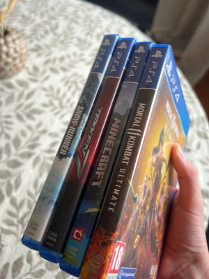 PS4 spelpaket: Mortal Kombat, Minecraft - Säljer fyra PS4-spel: Mortal Kombat 11 Ultimate, Minecraft, Tekken 7 och SnowRunner. Alla spel kommer i sina originala blå plastfodral med snygga omslag. Perfekt för dig som gillar fighting, äventyr och racing. Passar till PlayStation 4.