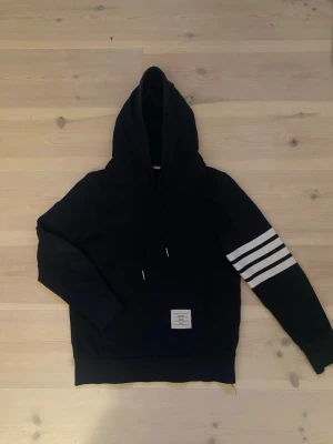 Hoddie - Blå hoodie i stilren och minimalistisk design med klassiska detaljer. Storlek S, normal passform. Väldigt sparsamt använd och i fint skick utan synligt slitage. Mjuk och bekväm kvalitet som passar både till vardag och lite mer uppklädda outfits.  Designen har tydliga influenser från välkända premiumvarumärken, men är inte från något specifikt märke.  Skriv gärna vid minsta lilla fundering, ingen fråga är för dum🤙 Priset är såklart inte hugget i sten🙌   Kom gärna med bud💯