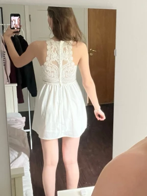 Vit spetsklänning med broderad rygg - Jättesöt klänning perfekt till sommaren, studenten eller konfirmation. Den är från hm och har snygg spets på överdelen. Köpt för några år sedan så det är liten risk att råka matcha med någon🫶 jag tycker att det är bra kvalite, klänningen känns slitstark. Den är i strl 36 vilket motsvarar S  Pm vid yttligare frågor       #jeans #bootcut #utsvängda #flare  #bootcutjeans #flarejeans  #utsvängdajeans #marinblå #navy #marin #black #pink #topp #cute #vintage #vintagejeans #stocholmstil #tshirt #T-shir