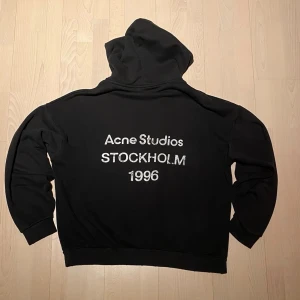 Acne Studios Hoodie - Tjena! Säljer nu denna sjukt eftertraktade Acne Studios Hoodie. Storlek L och i princip nyskick! Priset är ej hugget i sten så hör av dig vid minsta fundering:)
