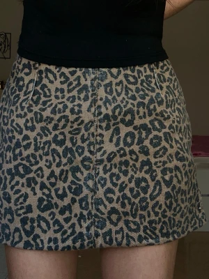 leopard print denim skirt (xs-s) - Leopardmönstrad jeanskjol med fickor! 100 % bomull och väldigt chic, ett riktigt statement-plagg. Storlek XS men kan även passa S. Säljes eftersom den är för stor för mig, aldrig använd och utmärkt skick.  leopard printed denim skirt with pockets! 100% cotton and very chic, a real statement piece. Size xs but could also fit s. Selling because it’s too big on me, never used and in excellent condition!