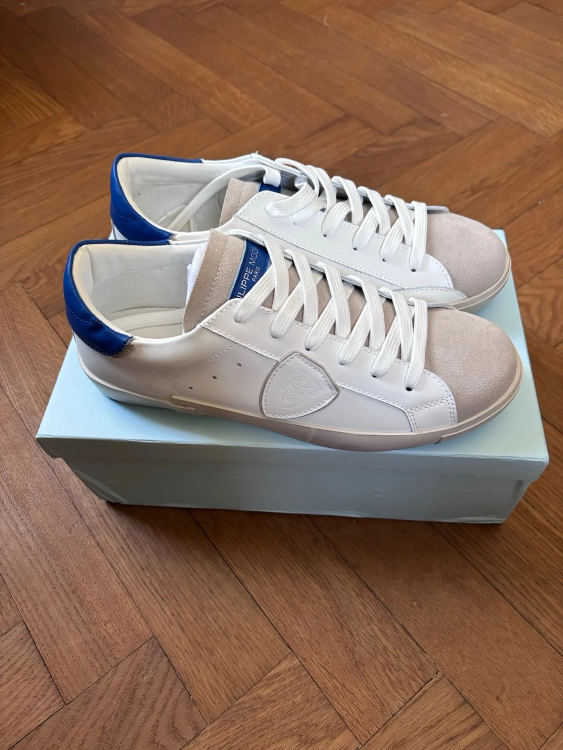 Philippe Model vita sneakers med blå detalj