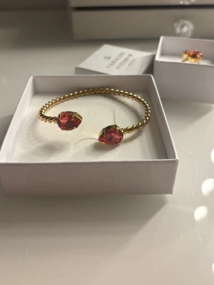 Mini Drop Bracelet Dark Rose - Snyggt armband från Caroline Svedbom i guld som jag älskar! Justerbar! Så fin färg som också passar så bra till ringen jag lagt upp till försäljning❤️