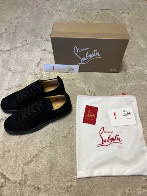 Svarta loubs - Säljer ett par mycket fina och unika skor loubs i| storlek 42 | helt nya utan tags på | allt på bilderna medföljer